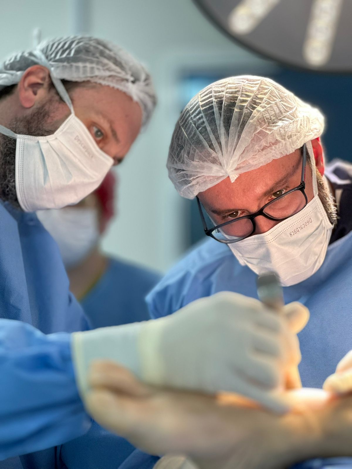 Equipe médica em procedimento cirúrgico