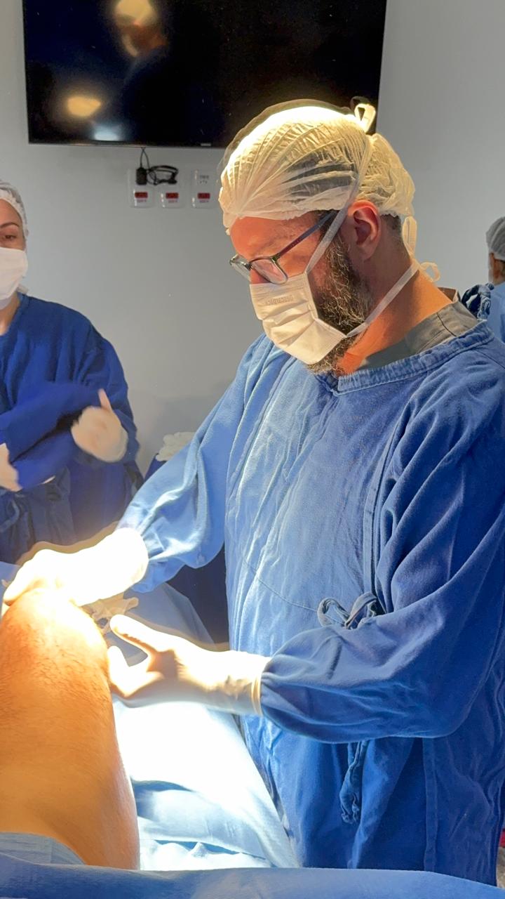 Detalhe de equipe médica durante procedimento