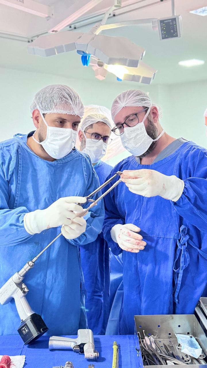 Equipe médica reunida durante procedimento
